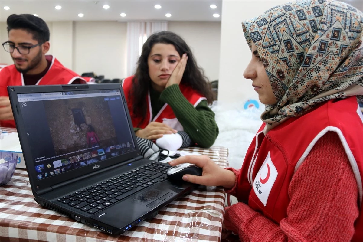 Türk Kızılayı gönüllüleri AA\'nın "Yılın Fotoğrafları" oylamasına katıldı