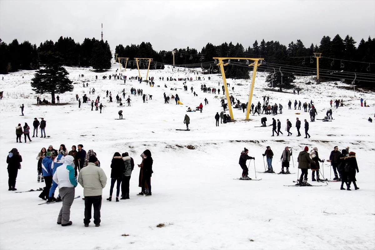 Uludağ\'da tatilciler kayak sezonunu açtı