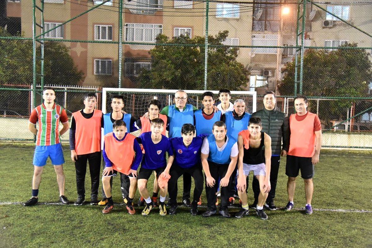 Vali Deniz, sevgi evlerinde kalan gençlerle futbol maçı yaptı