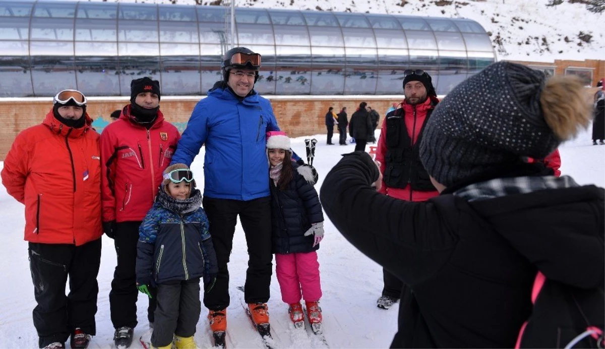 Vali Memiş, kayak severleri Palandöken\'e davet etti