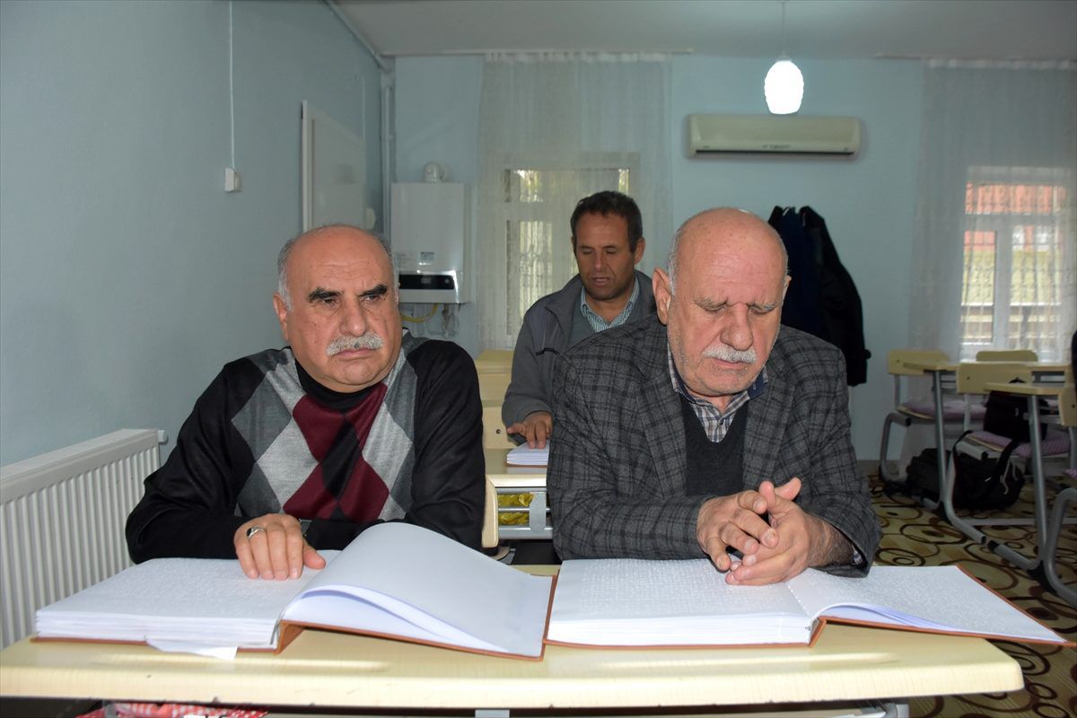 Adıyaman\'da görme engelli kardeşler 60\'ından sonra Kur\'an-ı Kerim öğrendi
