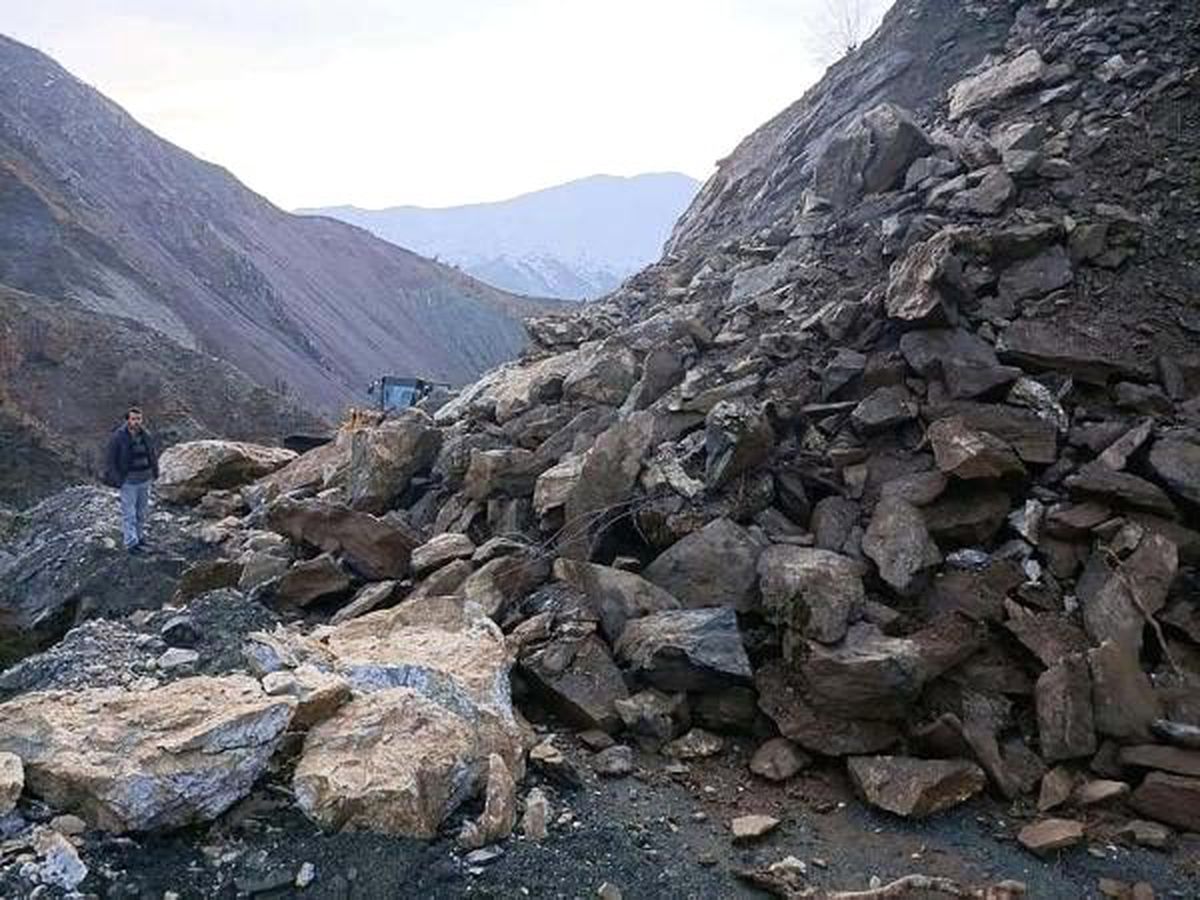 Adıyaman\'da heyelan nedeniyle yol kapandı