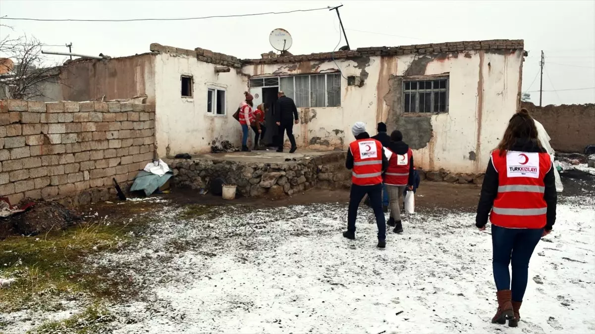 Ağrı\'da ihtiyaç sahipleri "kara kış"ta Türk Kızılay yardımlarıyla ısınıyor