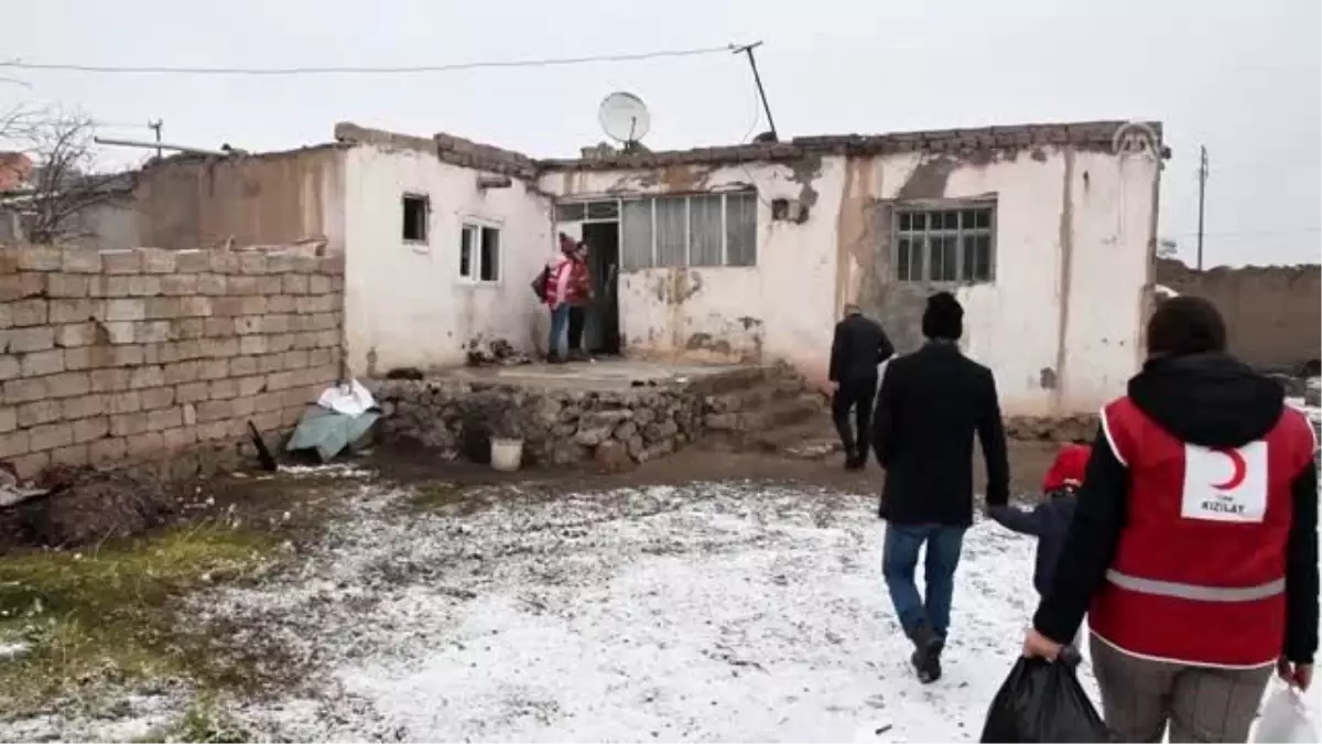 Ağrı\'da ihtiyaç sahipleri "kara kış"ta Türk Kızılay yardımlarıyla ısınıyor