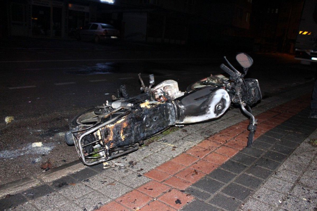 Alev alan motosikletini bırakıp kaçtı