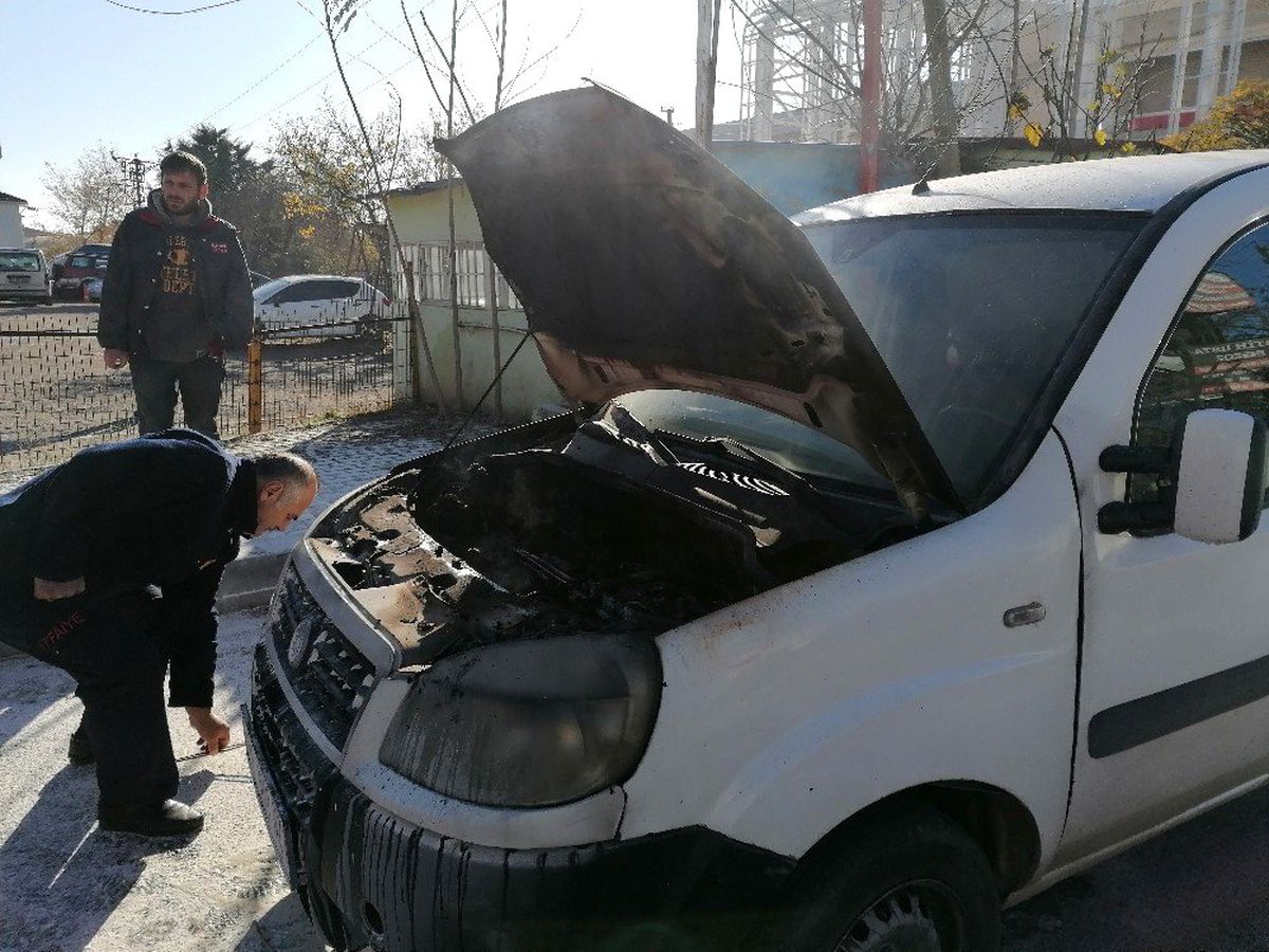 Alevlere teslim olan aracı küle dönmekten itfaiye kurtardı