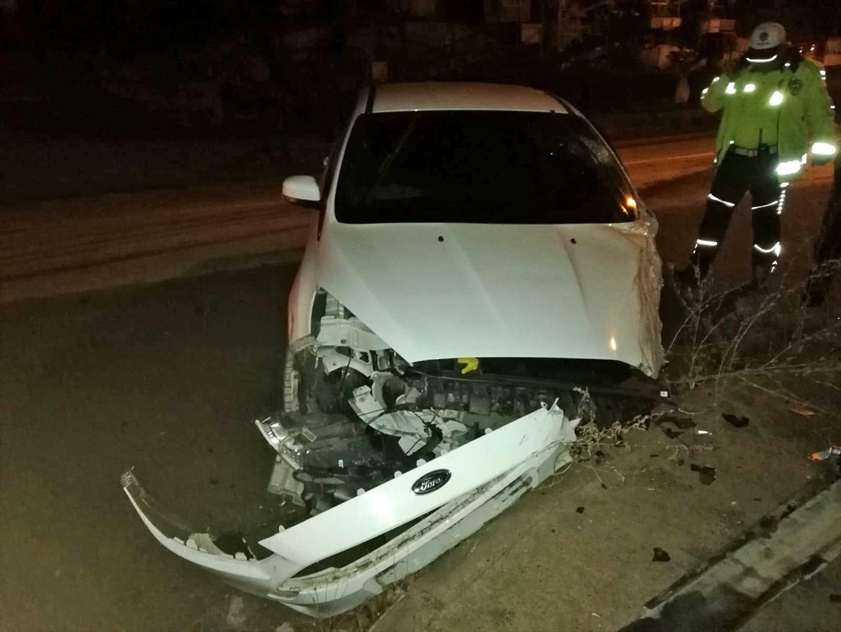 Artvin\'de yolcu minibüsü ile otomobil çarpıştı: 7 yaralı