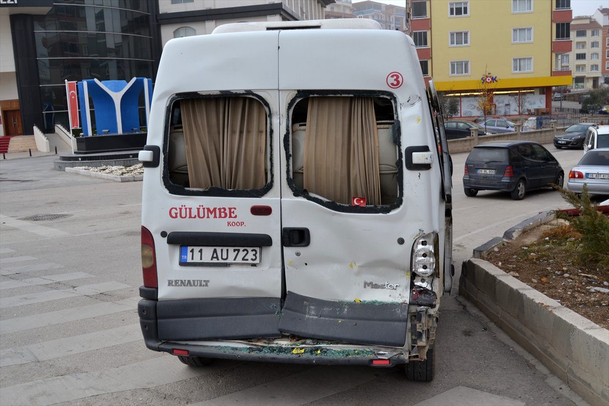 Bilecik\'te minibüs ile tır çarpıştı: 2 yaralı