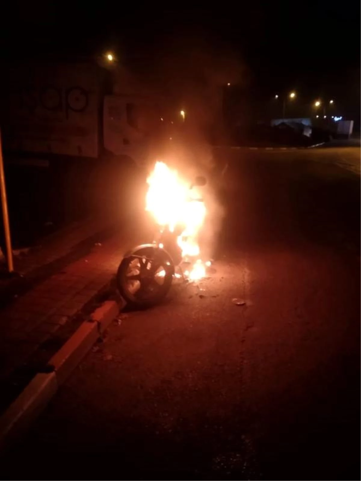 Çaldıkları motosikleti benzini bitince yaktılar