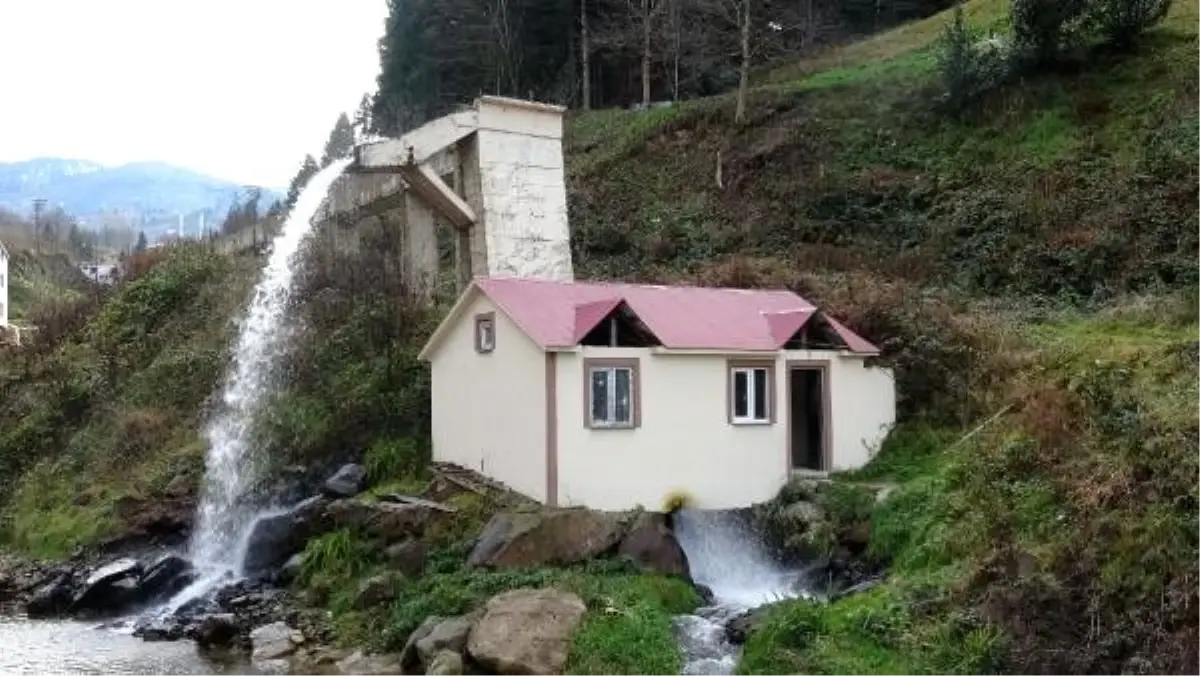 Değirmende üretilen elektrik camiyi aydınlatıyor