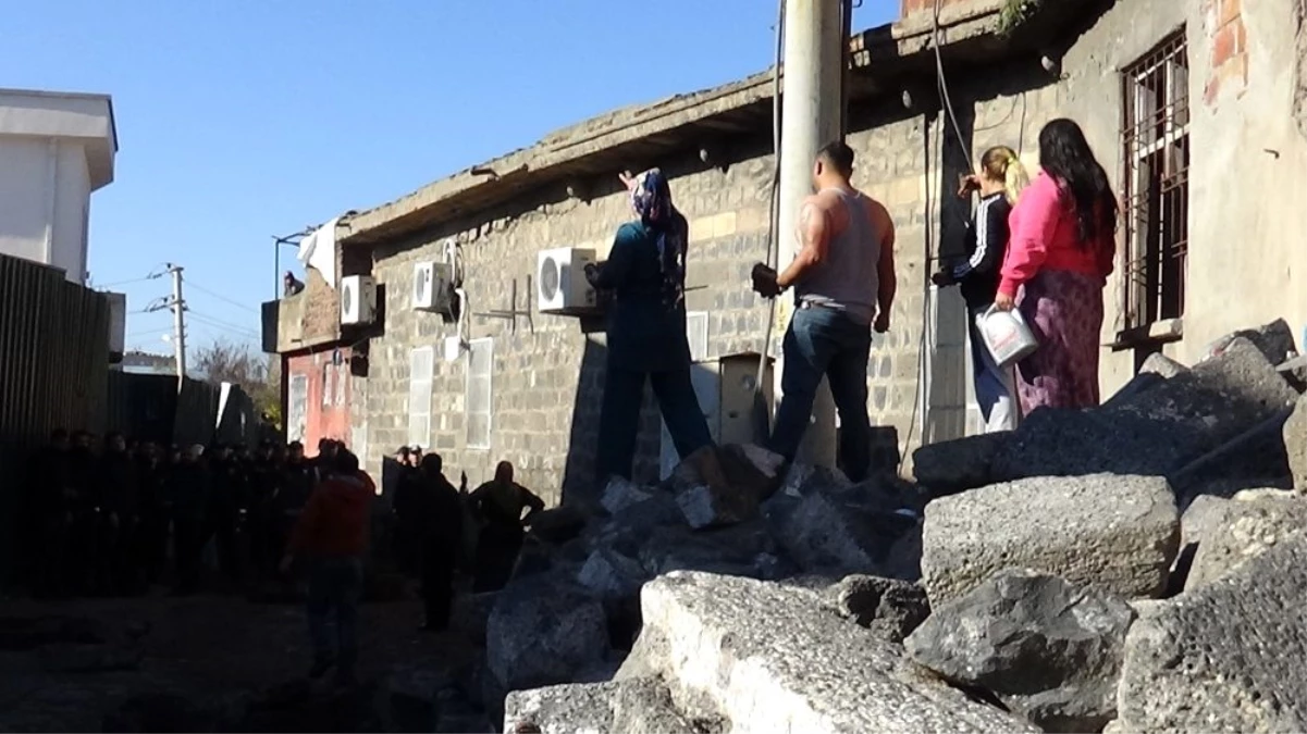 Diyarbakır\'da çevik kuvvet ekibine \'tarihi\' taşlarla saldırdılar