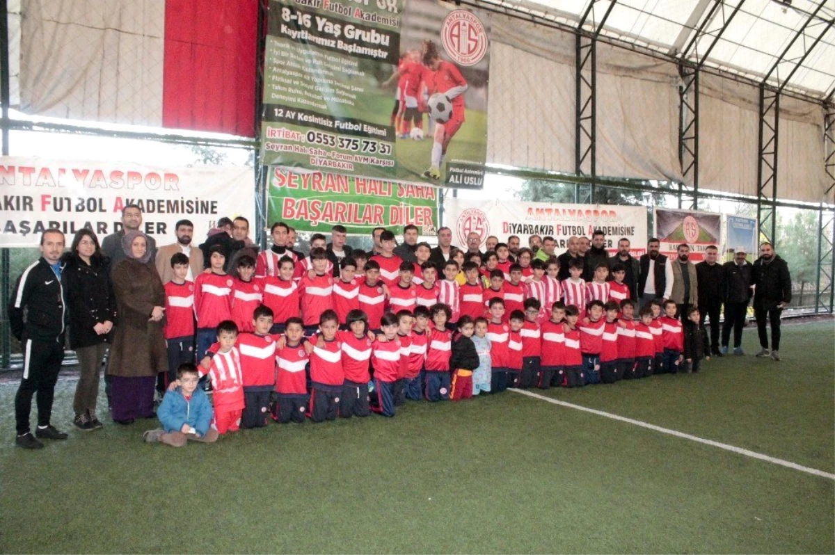 Diyarbakır\'da gençler futbol ile sosyalleşiyor