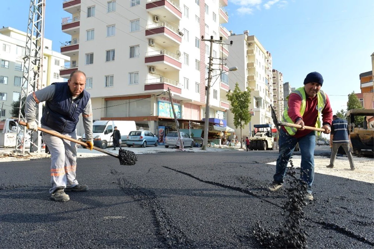 Erdemli\'de asfalt çalışmaları devam ediyor