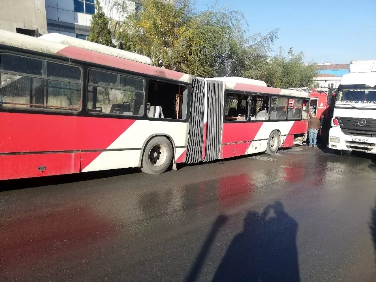 Esenyurt\'ta korkutan otobüs yangını