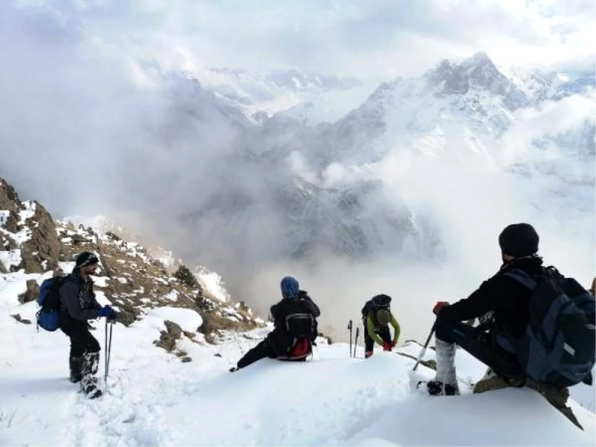 Hakkarili dağcılar, 3 bin rakımlı dağa zirve yaptı