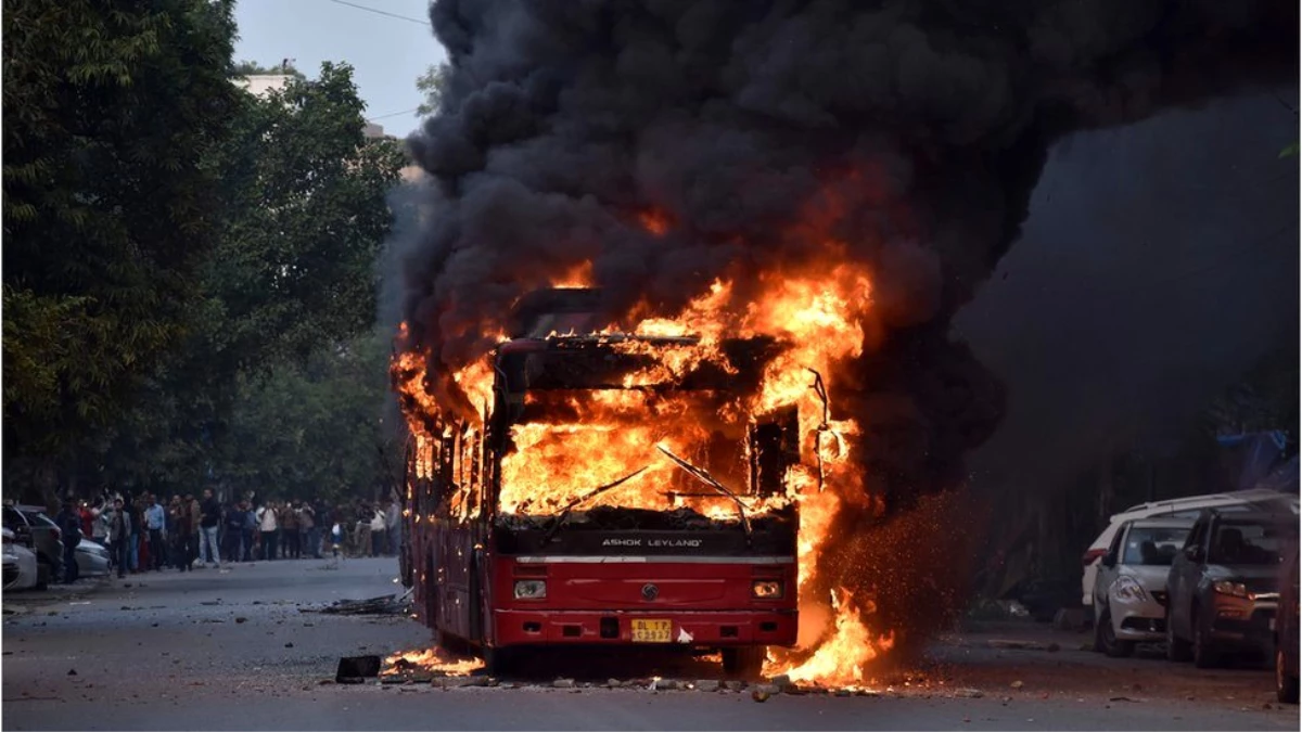 Hindistan\'da Müslümanları öfkelendiren vatandaşlık yasasına tepkiler büyüyor: 6 ölü