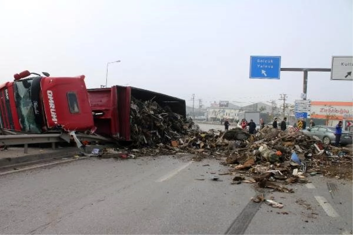 Hurda yüklü TIR devrildi, sürücü yaralandı