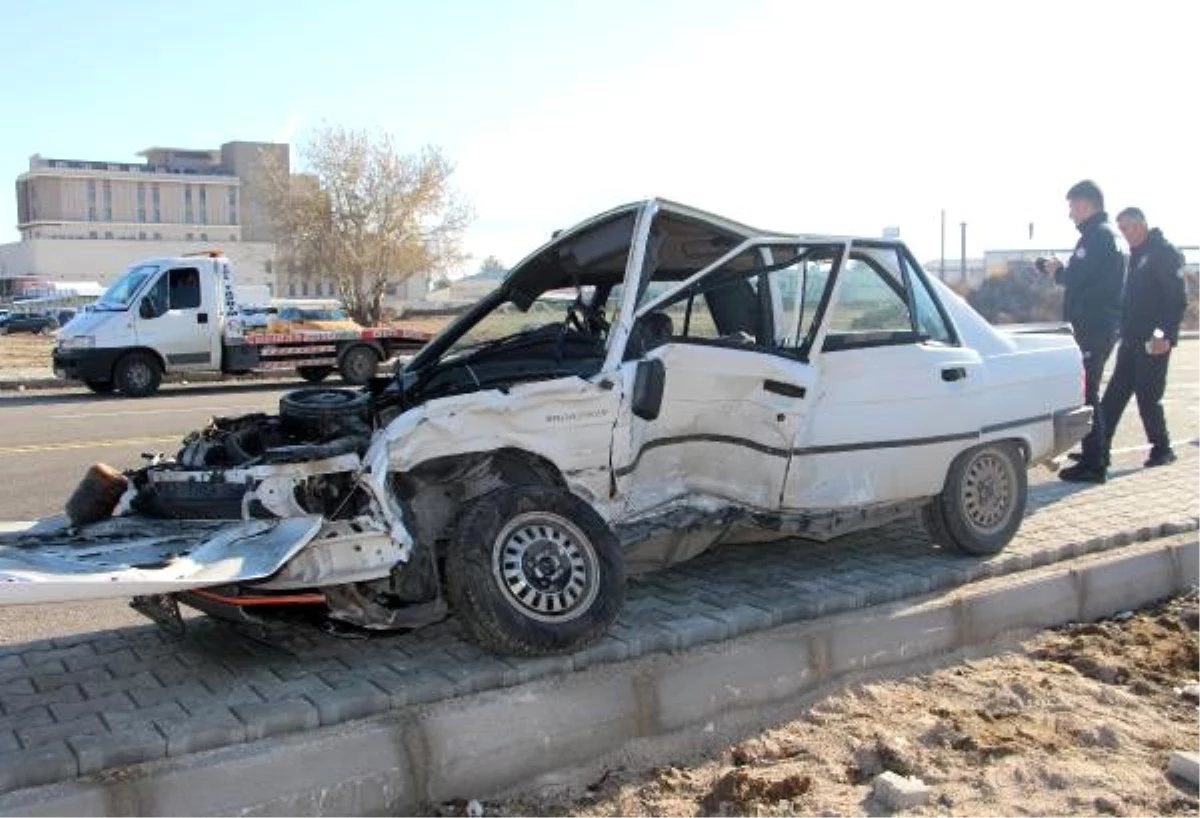 Isparta\'da otomobiller çarpıştı: 4 yaralı