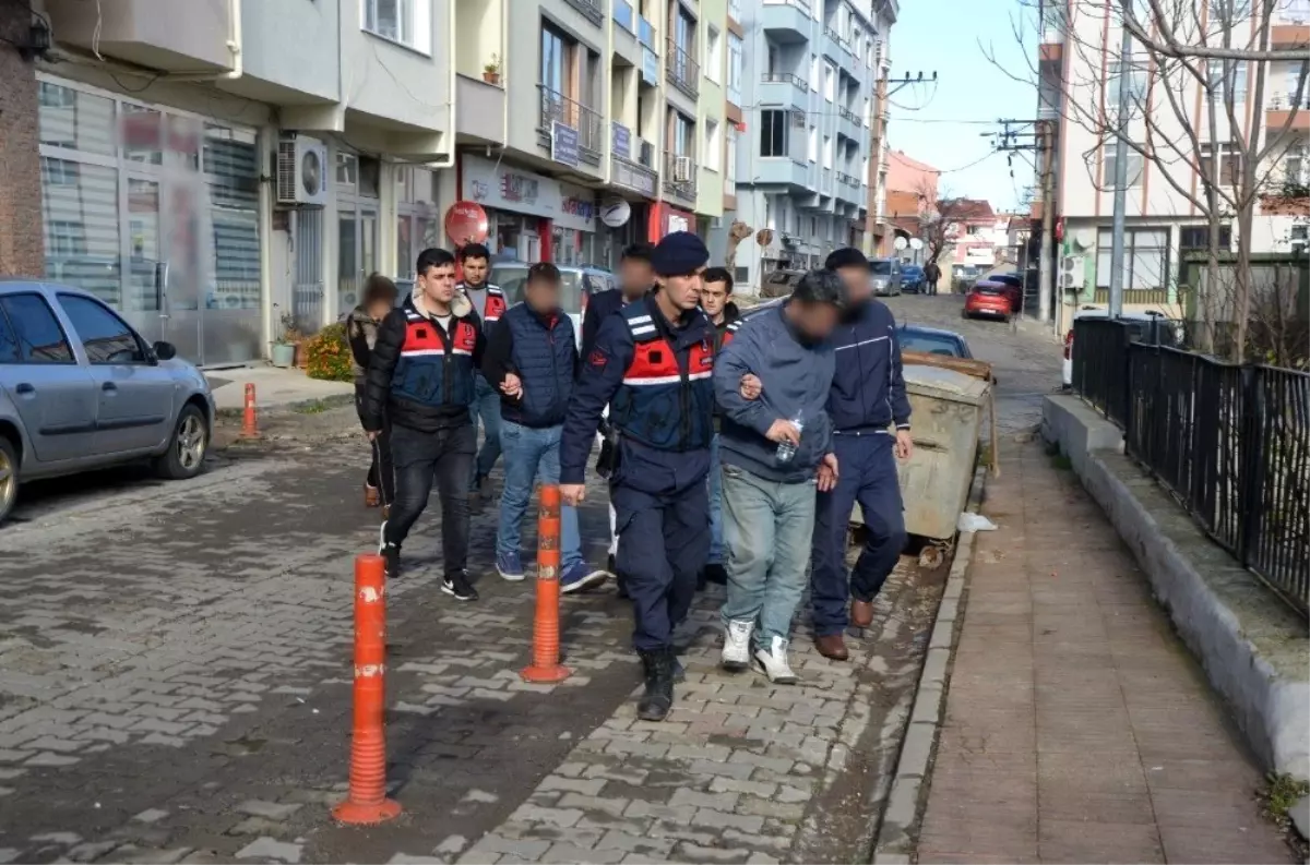 Kamyonetin içine 26 kaçak sığdırdılar: 5 tutuklama