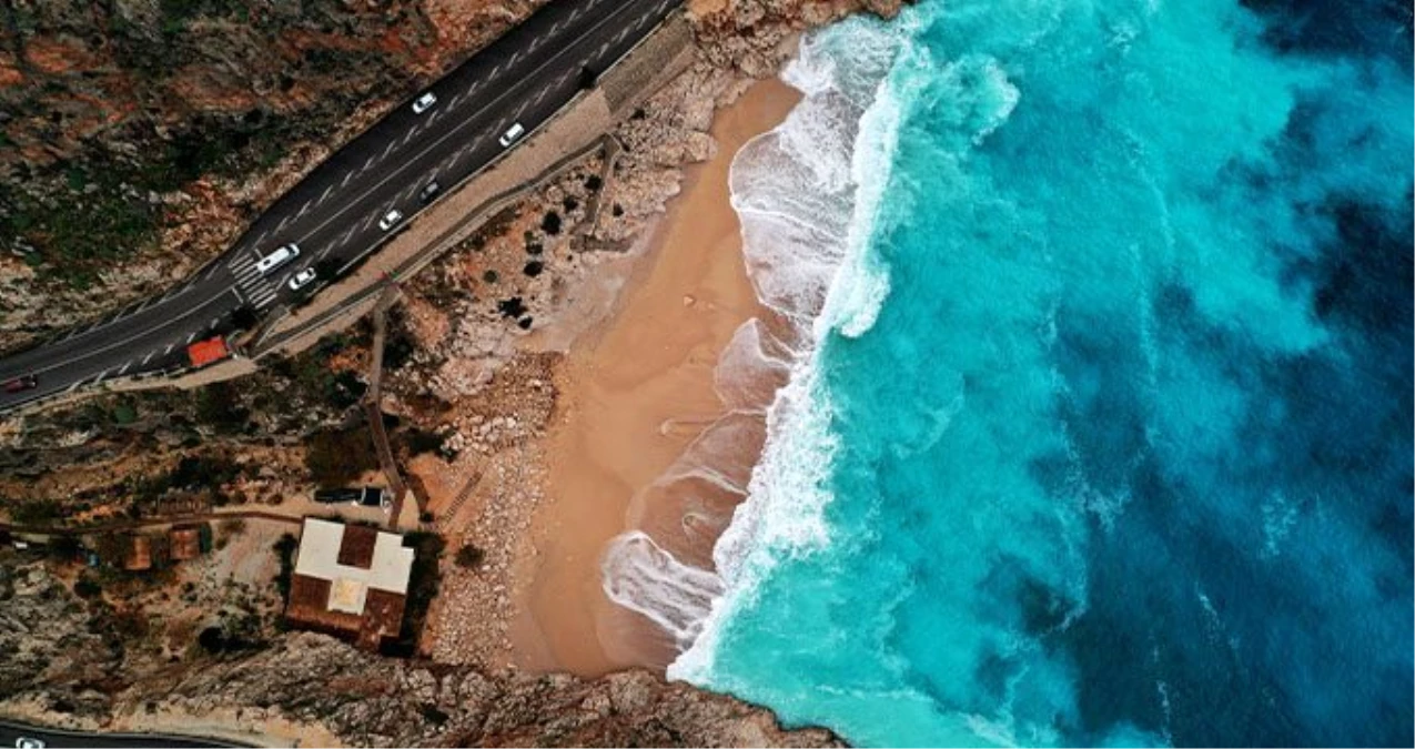Kaputaj Plajı\'nda yağmur sonrası oluşan deniz manzarası vatandaşları hayran bıraktı