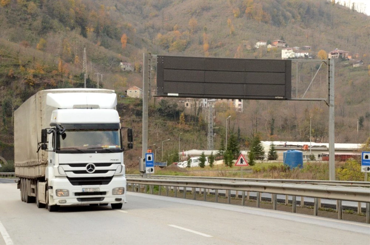 Karadeniz sahil yolunda levhalar karardı