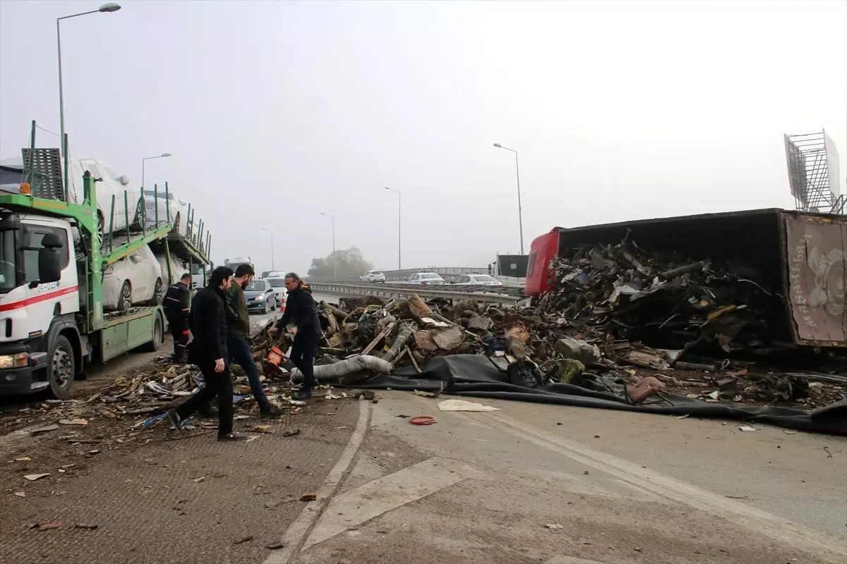 Kocaeli\'de devrilen hurda yüklü tır ulaşımı aksattı