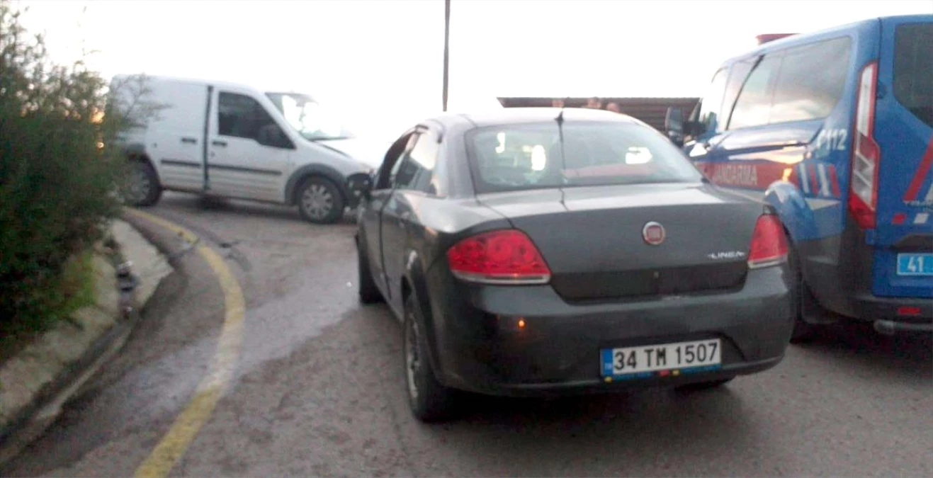 Kocaeli\'de hafif ticari araç ile otomobil çarpıştı: 3 yaralı