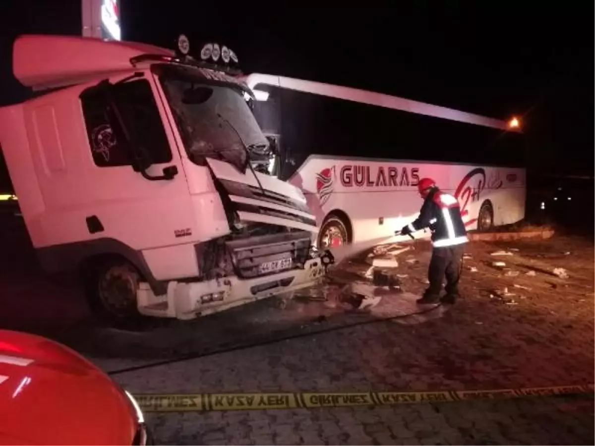 Malatya\'da otobüs ile kamyonet çarpıştı: 2 yaralı