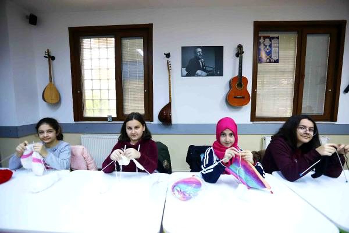 Matematiği şişlerle örgü örerek öğreniyorlar