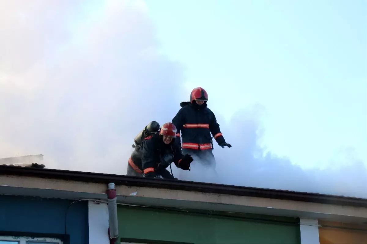 Okul çatısı alev alev yandı öğrenciler panik yaşadı