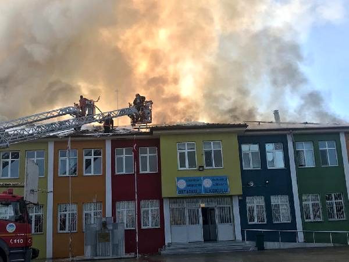 Okulun çatısı yandı, öğrenciler tahliye edildi (1)