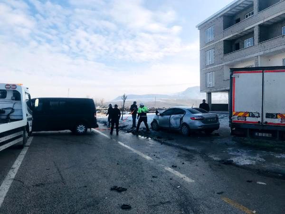 Otomobil ile minibüs çarpıştı: 11 yaralı