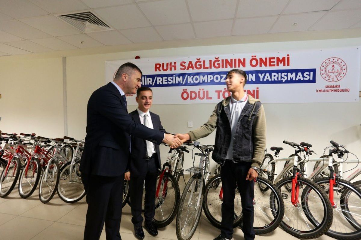 Ruh sağlığının önemi yarışmasında dereceye giren öğrencilere bisiklet hediyesi
