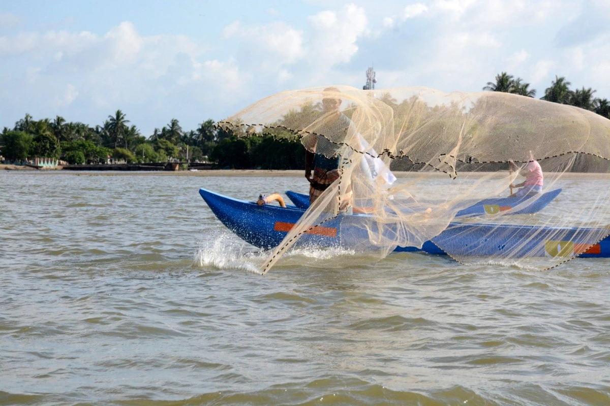 Sadakataşı\'ndan Sri Lanka\'da balıkçı teknesi dağıtımı