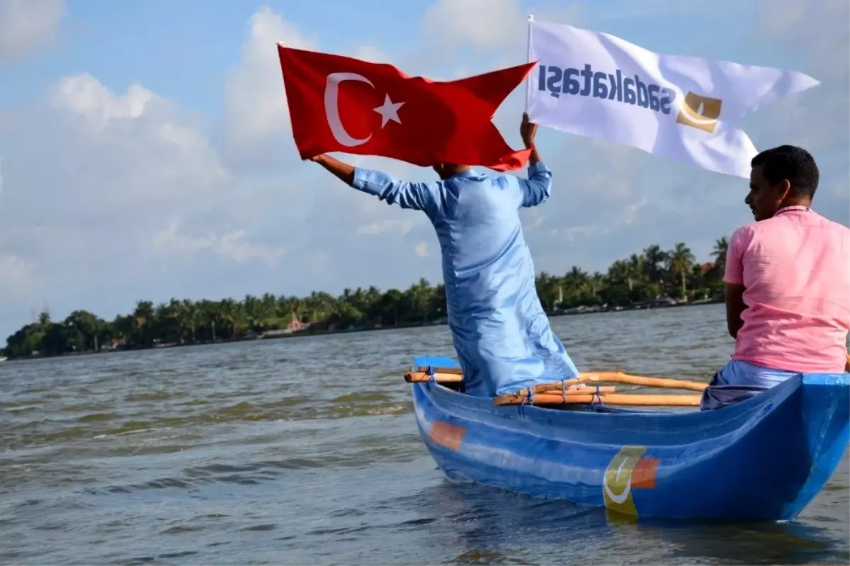 Sadakataşı\'ndan Sri Lanka\'da balıkçı teknesi dağıtımı