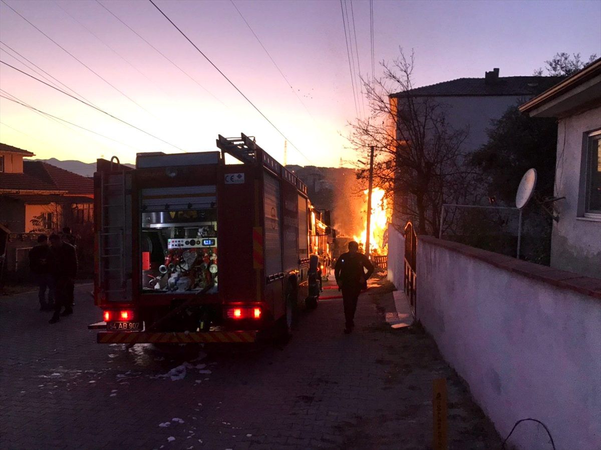 Sakarya\'da kamyonda çıkan yangın söndürülmeye çalışılıyor