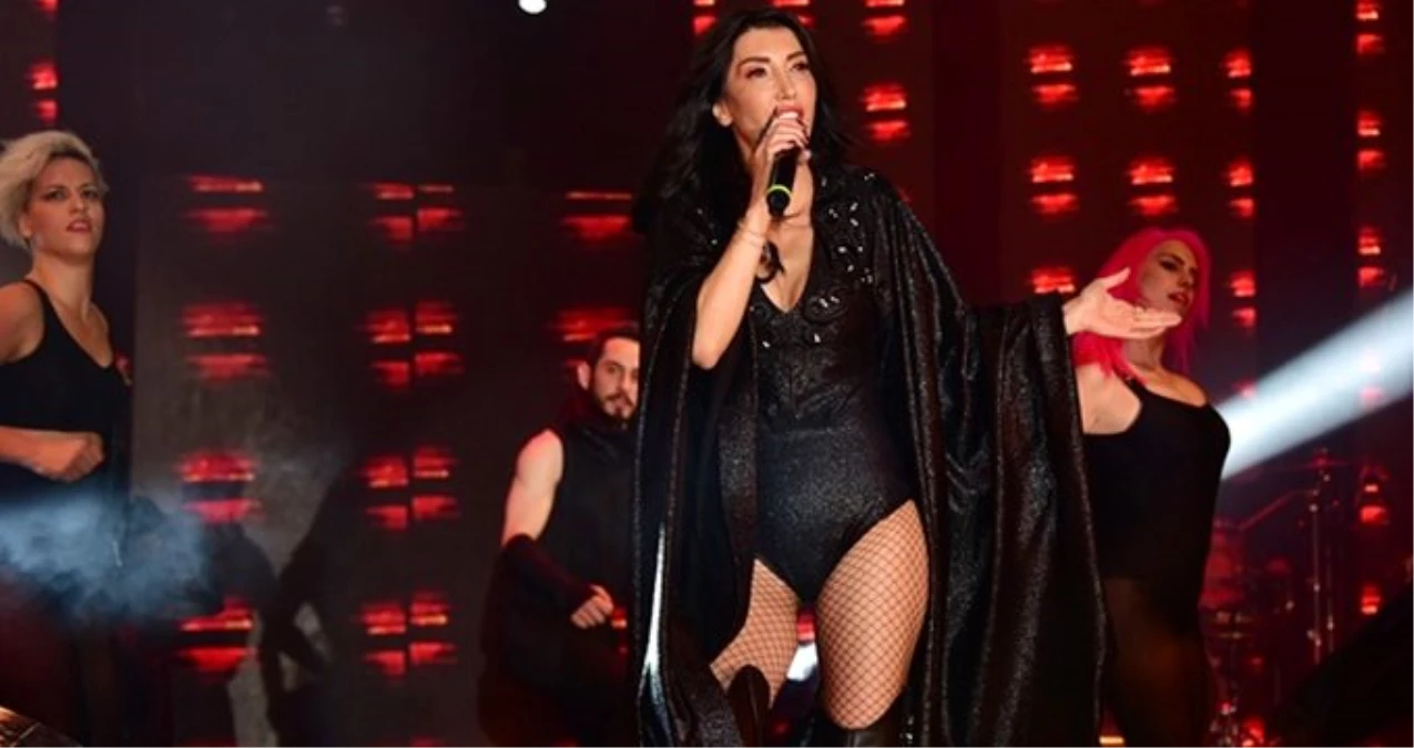 Şarkıcı Hande Yener, kendisine abla diye seslenen hayranına tepki gösterdi