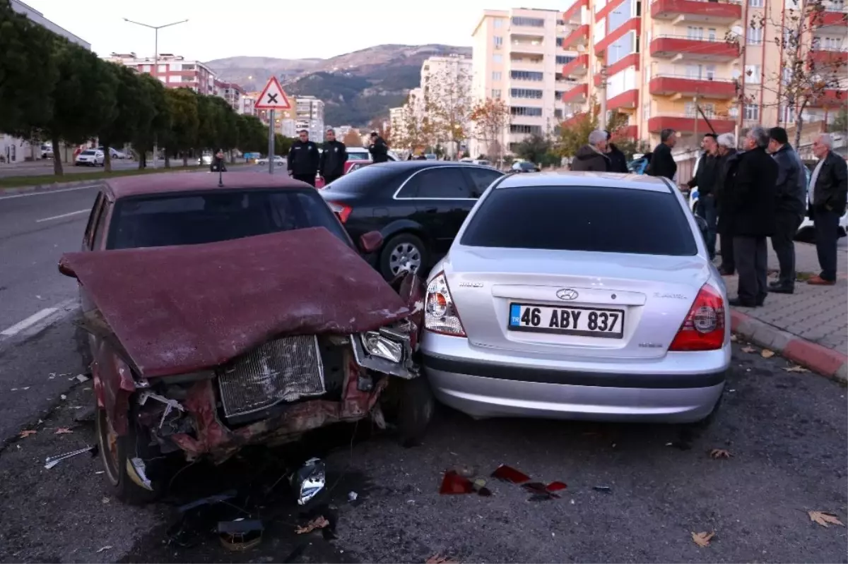 Sürücüsü olmayan araç 3 otomobile çarptı: 2 yaralı