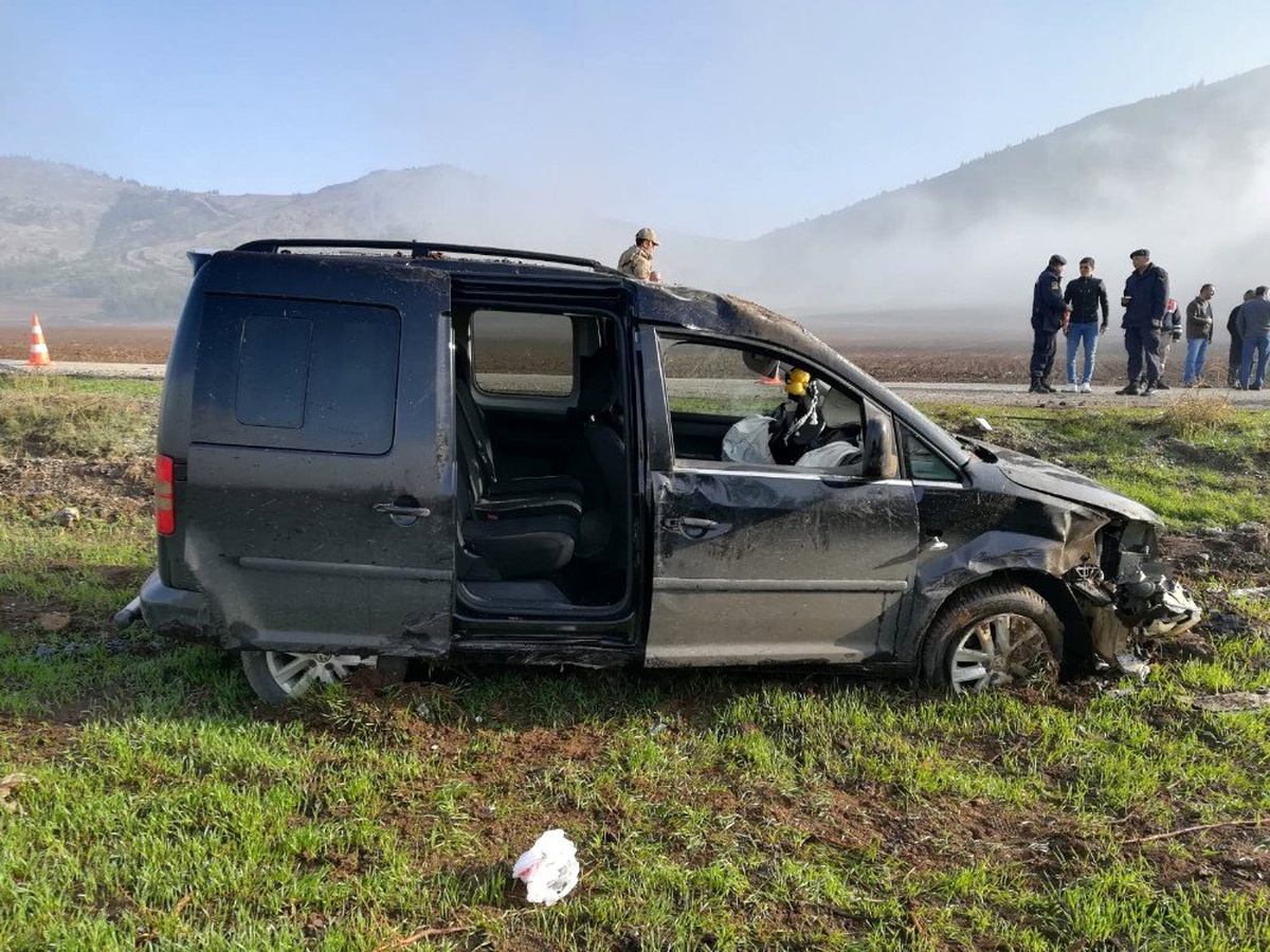 Takla atarak tarlaya uçan araçtan 3 kişi sağ çıktı