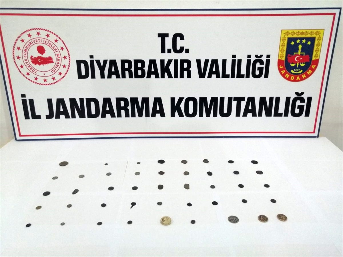 Tarihi heykel ve sikkeleri satmaya çalışan 5 şüpheli suçüstü yakalandı