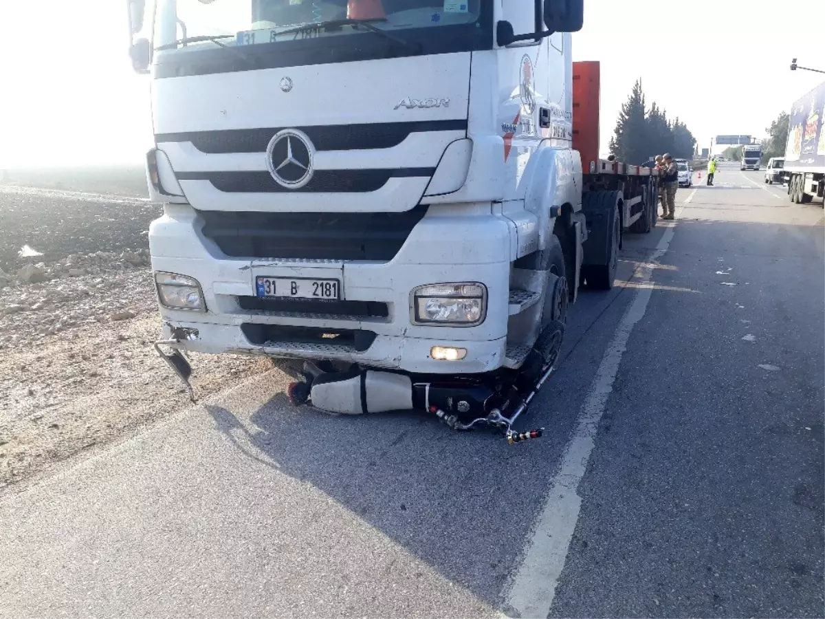 Tırın altında kalan motosiklet sürücüsü hayatını kaybetti