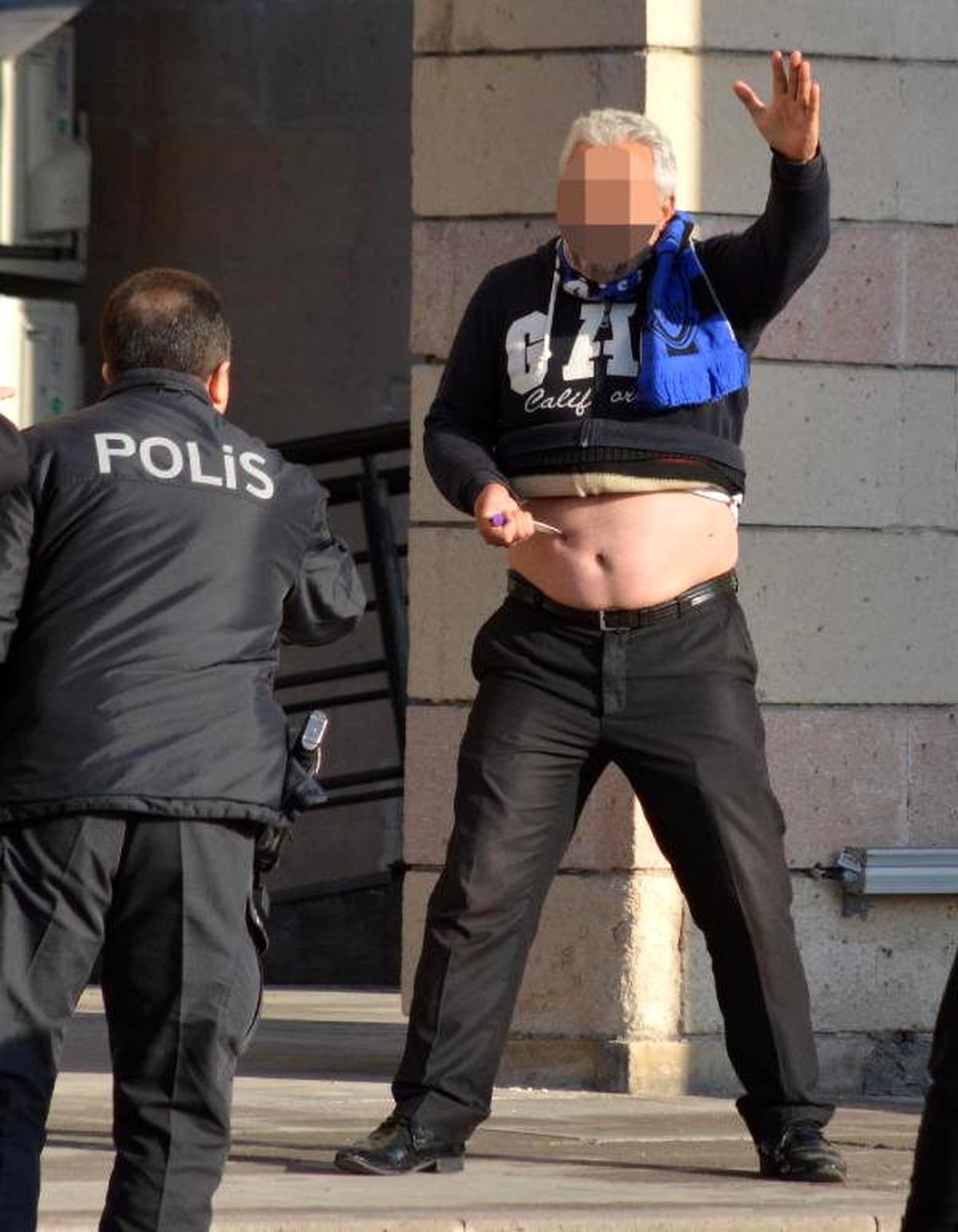 Valilik önünde kendisini bıçakla yaralamak istedi