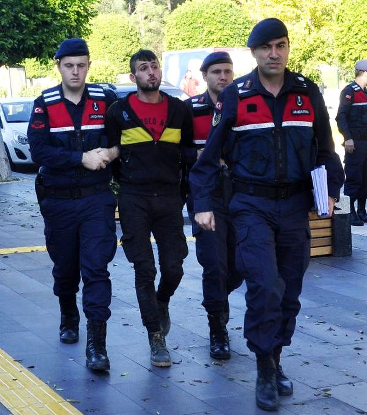 Yol kenarında ağır yaralı bulunan genç kızı vuran zanlı yakalandı (3)