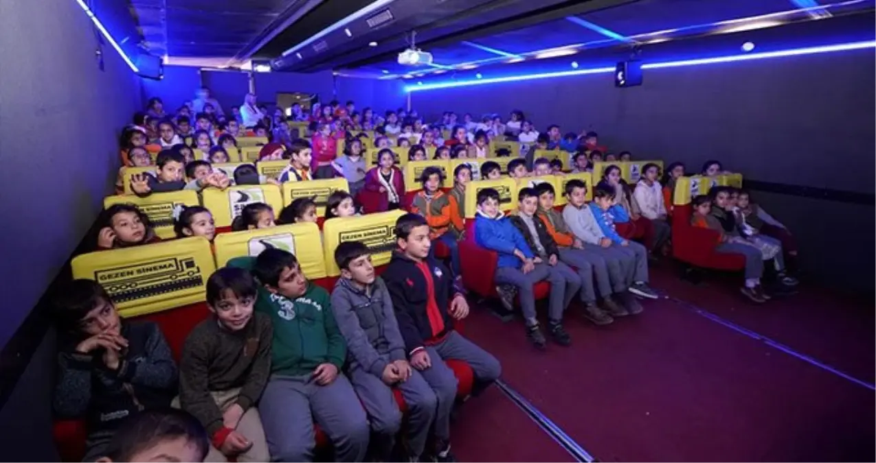 Adıyaman Belediyesi, film izleyemeyen çocuklar için tırın içini sinema salonuna çevirdi