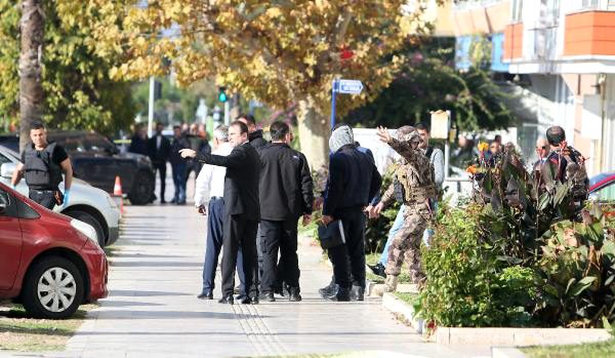 Bankada 2 kişiyi rehin aldı, 1 saat sonra teslim oldu - Yeniden