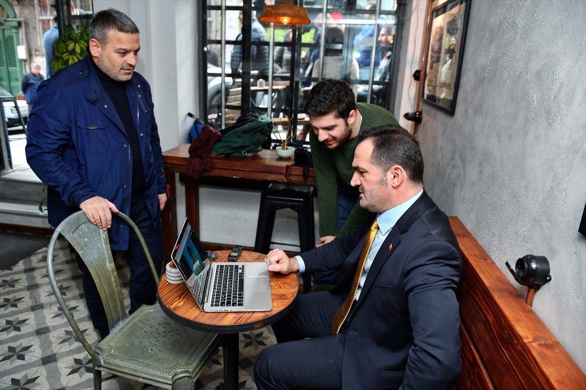 Beyoğlu Belediye Başkanı Yıldız, AA\'nın "Yılın Fotoğrafları" oylamasına katıldı