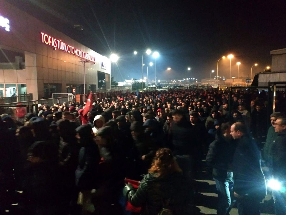 Bin işçi TOFAŞ\'ın önünde meşale ve sloganlarla yürüdü