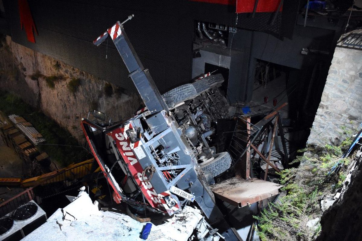 Bodrum\'da yılbaşı süslemesi yapan vinç devrildi: 1 ölü, 3 yaralı