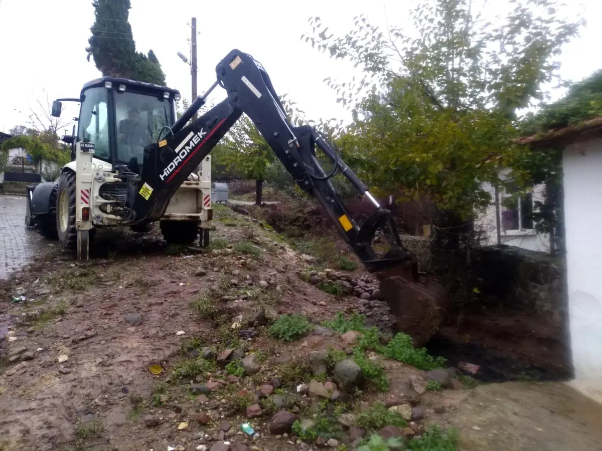 Bostanlar Mahallesi\'nde dere temizlik çalışması yapıldı