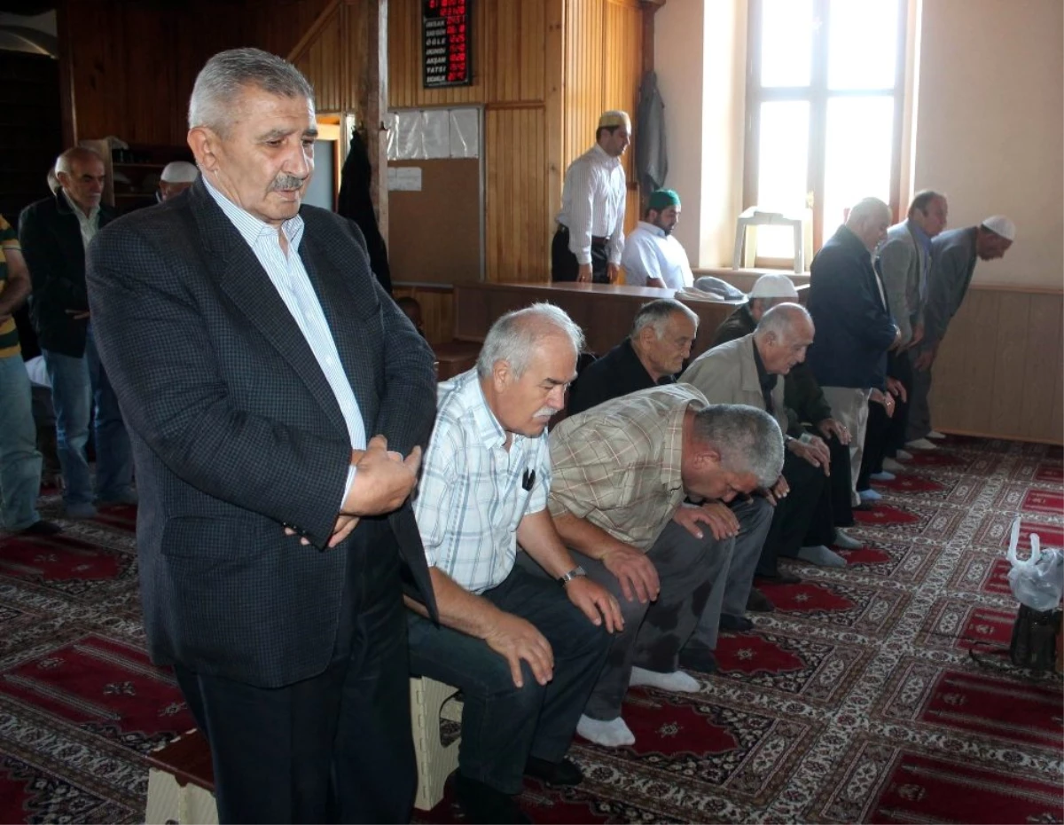 Camilerde tabure ve sandalye üzerinde namaz kılma devri kapandı